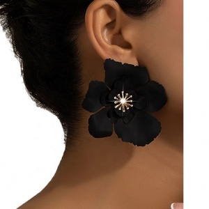 Boucle d'oreille en alliage plaqué or polyvalente pour un usage quotidien, nouveau design de pétale de diamant de style dopamine, forme de fleur, bijoux à la mode - Product Image 5