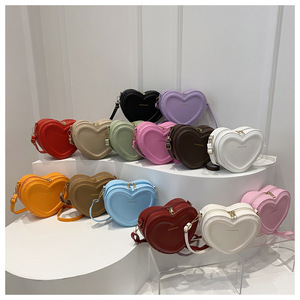 Borsa a tracolla a forma di cuore 2024 stile <span class=keywords><strong>fresco</strong></span> da donna graziosa Mini borsa d'amore con lettera alla moda borsa a tracolla impermeabile alla moda per - Product Image 4