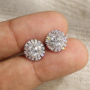 Boucles d'oreilles clous fleur en or blanc avec cristaux ronds sertis griffe, bijoux de mariage classiques pour femme - Product Image 3