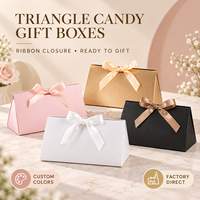 Boîtes cadeaux triangulaires minimalistes en papier avec ruban pour les faveurs de mariage, le dîner de répétition, l'emballage personnalisé de bonbons et les cadeaux de fête