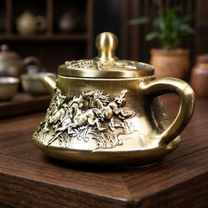 Théière traditionnelle chinoise en métal avec couvercle et poignée, motif floral en relief - Product Image 2
