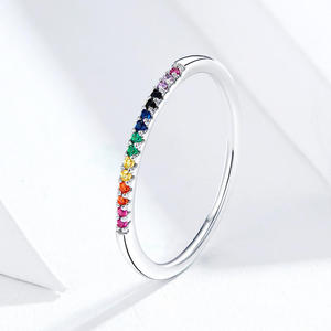 Anillo de media eternidad chapado en plata 925 con circonita cúbica de arcoíris degradado, delicado y apilable. - Product Image 5
