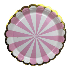 จานกระดาษลายทางสีชมพูและสีขาวขอบทองสำหรับงานเลี้ยงฉลองเทศกาลชิซี - Product Image 1