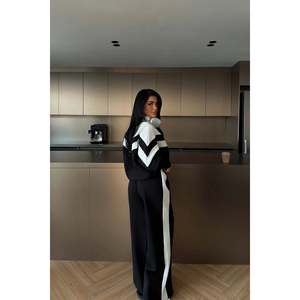 Survêtement à capuche Bennyc noir, confortable et respirant en nylon pour le jogging, ensemble 2 pièces personnalisé pour l'hiver, logo imprimé, minimum 2 pièces - Product Image 1