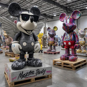 Escultura de figurita de Mickey sentado a gran escala como pieza decorativa colocada al lado del mueble de TV en la sala de estar. - Product Image 5