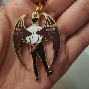 Llavero de Metal Esmaltado Duro Dorado con Forma de Ala de Murciélago Personalizado con Logotipo, Decora la Llave del Coche de tu <span class=keywords><strong>Novio</strong></span> con Dijes para Llavero - Product Image 4