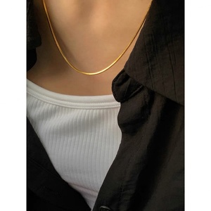 Collar de cadena de hueso de serpiente chapado en oro de 18 quilates para mujer, diseño moderno de espiga plana de doble cara, ideal para aniversario - Product Image 5
