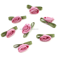 Rosettes multicolores Fleurs artificielles Ruban en tissu Rose Petits nœuds en ruban Roses Fleurs avec feuille Ornement artisanal pour la couture