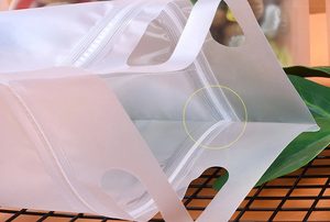 Individueller Matter Transparenter Wiederverschließbarer Standbodenbeutel als Verpackung mit Dichtungsreißverschluss, aus Kunststoff, mit Flachem Boden und Griff - Product Image 6