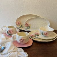 Ensemble de tasses et soucoupes à café en céramique irrégulières, style rétro, fleurs roses 3D faites à la main, tasses et soucoupes à thé crémeuses pour cadeaux et décoration intérieure