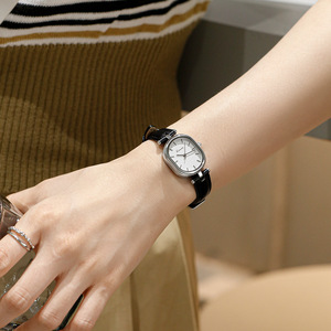 Montre élégante minimaliste pour femme, bracelet en cuir, montre-bracelet à quartz décontractée pour étudiants et trajets quotidiens - Product Image 4