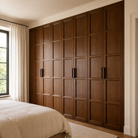 Armoire de chambre intégrée en noyer foncé sur mesure avec portes à battants à panneaux surélevés, placard en bois de style classique moderne