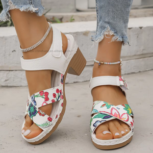 Sandales romaines à talon épais et brides croisées pour femme, style européen et américain, à fleurs, à bout ouvert, talon moyen, pour l'été - Product Image 1