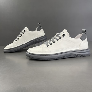 Chaussures plates décontractées tendance pour hommes de luxe, style designer, à semelle en caoutchouc, à enfiler, avec doublure en maille, toutes saisons - Product Image 1