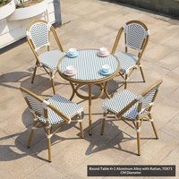 Ensemble de salle à manger d'extérieur de style français en rotin tressé avec table ronde en verre et 4 chaises à bras pour café, restaurant, hôtel