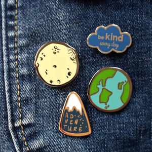 도매 예쁘고 사랑스러운 맞춤형 로고 금속 배지 커스텀 라펠 핀 하드 에나멜 핀 장식용 - Product Image 6