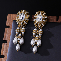 Anting-anting gantung kristal bunga mutiara mewah vintage, perhiasan pernyataan elegan