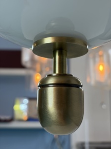 Suspension en verre soufflé à la main XZ avec options d'abat-jour en verre transparent et opale, cadre vertical haut en laiton multi-brins et design à disques superposés - Product Image 3