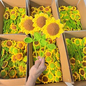 Ramo de Girasoles de Ganchillo Realistas Hechos a Mano - Flores Artificiales de Hilo Tejido para Decoración del Hogar, Regalos de Agradecimiento para Maestros de Oficina - Product Image 4