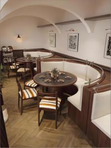 Juego de Mesa y Sillas de Madera Maciza Estilo Francés Vintage, Muebles Comerciales para Cafetería, Panadería, Pastelería y Restaurante de Bebidas Dulces - Product Image 4