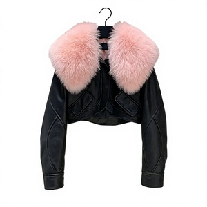 Chaqueta de cuero negra corta para mujer con cuello de piel de zorro auténtica, manga corta y cierre de cremallera. - Product Image 2