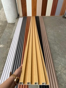Pannelli murali in PVC impermeabili a prova di fuoco WPC scanalati pannelli per interni decorativi WPC rivestimento della parete interna