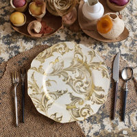 Assiettes de présentation blanches et dorées en gros pour mariage, bord festonné, pour la décoration de table de banquet, de fête ou d'événement