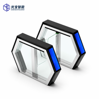Portillon tournant à barrière hexagonale avec cadre géométrique, panneau oscillant transparent bleu à éclairage latéral pour hall de bureau