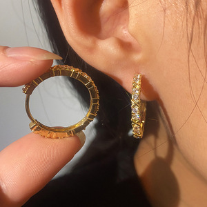Orecchini a cerchio a forma di X per donna, con accenti scintillanti, eleganti gioielli alla moda per le orecchie - Product Image 5