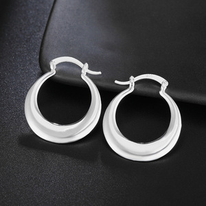 Pendientes Minimalistas de Luna Creciente para Mujer, Joyería de Oreja Geométrica Lisa y Moderna - Product Image 4