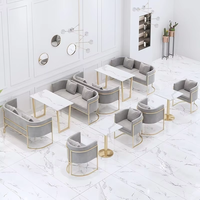 Ensemble table et chaises de café moderne de luxe avec plateau en marbre et structure en métal doré, ensemble de canapés en velours pour bistro