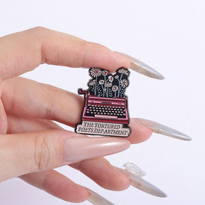 Lo smalto della macchina da scrivere di fiori di moda spilla le parole del dipartimento dei poeti torturati importa spille distintivo gioielli regalo - Product Image 4