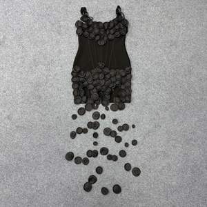 Bettergirl Nuovo <span class=keywords><strong>Abito</strong></span> Corto <span class=keywords><strong>Nero</strong></span> Circolare alla Moda Primavera 2026, Sexy Vestito da Sera Aderente con Allacciatura al Collo - Product Image 2