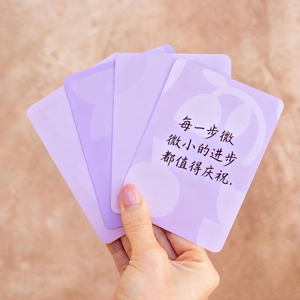 การ์ดสะสมอนิเมะสีน้ำเงินโฮโลแกรมแบบกำหนดเองของ OEM การ์ดเกมพิมพ์ลายบนกระดาษพร้อมโลโก้แบบกำหนดเอง บรรจุในกล่อง 54 ใบ - Product Image 1