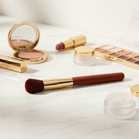 Pinceau correcteur de luxe à pointe ronde avec poils synthétiques et manche en plastique pour le maquillage du visage