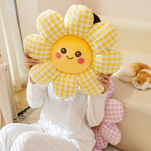 Peluche Personalizzato a Forma di Fiore in Gingham Rosa - <span class=keywords><strong>Cuscino</strong></span> Floreale Sorridente Personalizzato per Arredamento Casa - Product Image 2