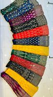 Zarna 16 Kali Net Lehenga avec broderies, pierres, miroirs, paillettes et grande évasement pour mariages et événements festifs