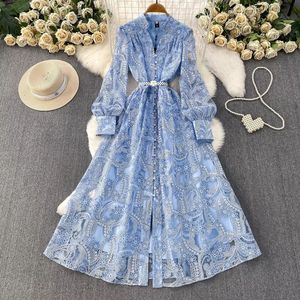 Abito Midi da Donna in Pizzo Ricamato Stile Palazzo Francese con Scollo a V e Maniche a Lanterna con Perle - Product Image 1