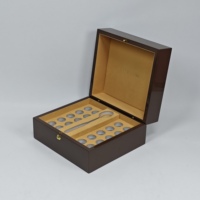 Boîte cadeau en bois brun foncé avec peinture haute brillance, doublure en papier kraft, logo personnalisé, fermeture dorée pour emballage cadeau d'entreprise de luxe