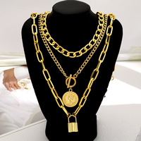 Best-seller Ensemble de colliers à boucle OT à trois couches de style luxe léger pour femmes Pendentif en plaque gaufrée avec chaîne à maillons en alliage de zinc