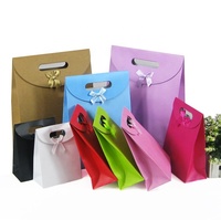 Sac cadeau en papier noir haut de gamme personnalisé avec logo doré à chaud, pelliculage mat, estampage, découpe, poignée et nœud en ruban