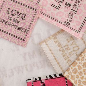 ป้ายผ้าปักลายเสือดาวสีชมพู  "ความรักคือพลังพิเศษของฉัน" สำหรับตกแต่งหรือเป็นของขวัญ - Product Image 2
