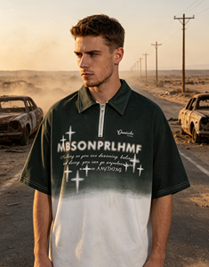 Polo Unisex Stile Wasteland con Colletto, Lavaggio Acido, Stampa Tipografica, Silhouette Oversize Boxy - Product Image 2