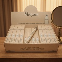 Parfum pour femme en roll-on, flacon givré, boîte dorée, miroir rond, intérieur boisé chaud, tenue longue durée