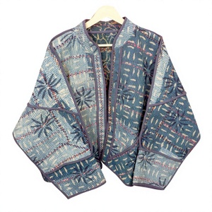 Veste Kantha en coton pur respirant et écologique pour toutes les saisons, avec manches classiques, col mandarin et design patchwork dessiné à la main - Product Image 1