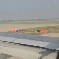 Letrero LED Rectangular para Aeropuerto BOYUAN Modelo 06, con Fondo Rojo y Letras Blancas, Panel de Aluminio, Duradero