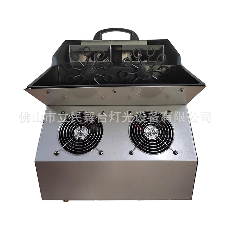 Machine à bulles argentée, corps nu.