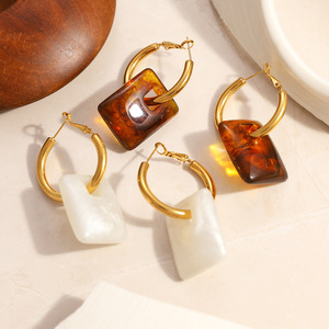 Pendientes de Aro Geométricos de Resina con Etiqueta Cuadrada Hueca, Chapados en Oro de 18k, Acero Inoxidable, para Uso Diario - Product Image 2