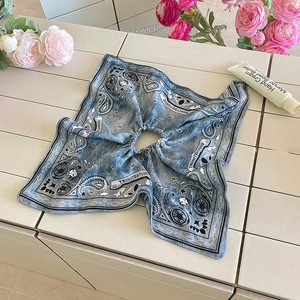Nuovo Foulard Quadrato Retrò in Denim Blu con Motivo a Fiori di Anacardio, Accessorio per Capelli in Cotone dal Design Ricercato per Donne - Product Image 6