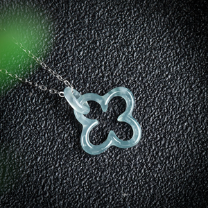 Colgante de jade natural color azul esmeralda con diseño de trébol de cuatro hojas hueco, estilo hielo, para collar y colgante de mujer a la moda. - Product Image 5
